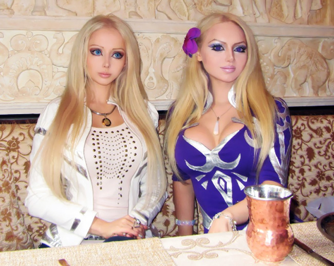 Valeria Lukyanova và Olga Oleynik trông như hai chị em song sinh.